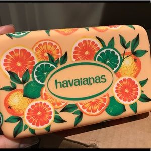 havaianas pouch